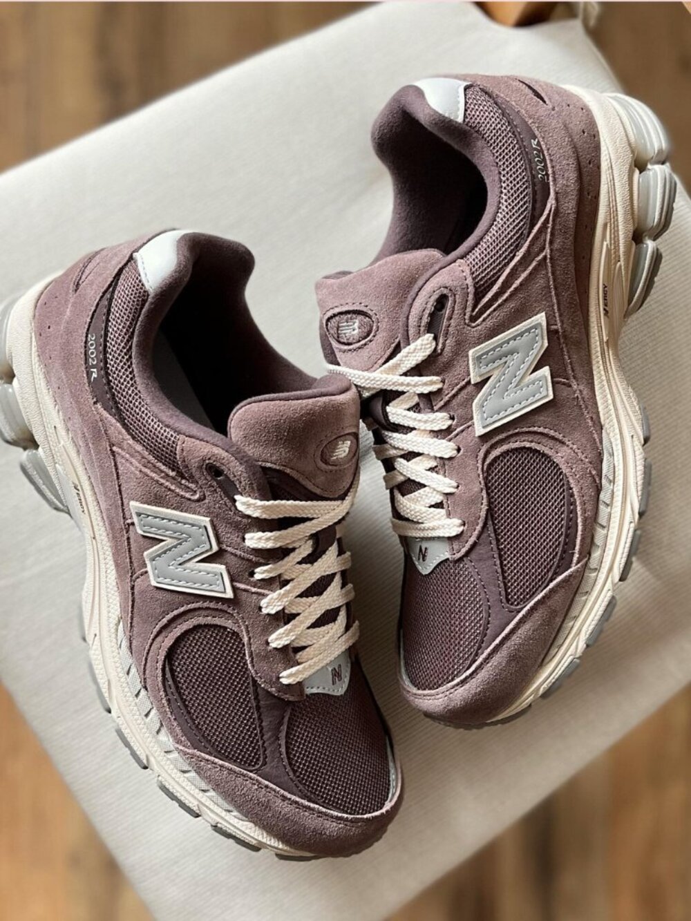 New Balance 2002R 8W